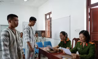 Bình Thuận trao quyết định đặc xá cho 6 phạm nhân