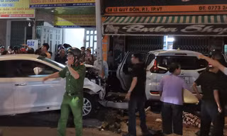 Ô tô ‘lùa’ loạt xe máy dừng đèn đỏ, 2 người tử vong
