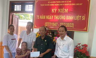 Tặng quà cho Trung tâm Điều dưỡng Thương binh và Người có công Long Đất