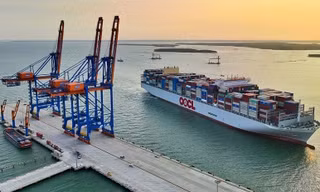 'Siêu tàu' container cập cảng Cái Mép - Thị Vải