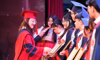 100% sinh viên tốt nghiệp đạt chuẩn tương đương IELTS 5.5 trở lên