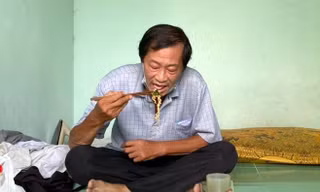 Tận thấy cuộc sống thiếu thốn khi người nghèo 'mắc kẹt' lại Sài Gòn
