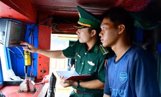 Bắt giữ 3 tàu cá khai thác thủy sản bất hợp pháp ở vùng biển Tiền Giang
