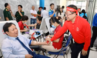 Chủ nhật Đỏ quyên góp 600 triệu đồng cho học bổng Tiếp bước đến trường