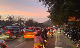 Du khách đổ về Vũng Tàu quá đông, gây nên tình trạng kẹt xe trên đường Hạ Long vào chiều tối 1/1.
