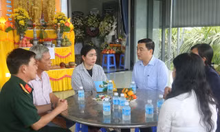 Lãnh đạo tỉnh Bình Thuận viếng, động viên các gia đình chiến sĩ hy sinh khi thực hiện nhiệm vụ