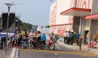  Sau 1 ngày khai trương, siêu thị đã bị buộc phải dừng hoạt động - ảnh N.N