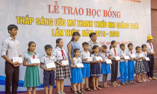 Tặng học bổng cho các em học sinh nghèo học giỏi 