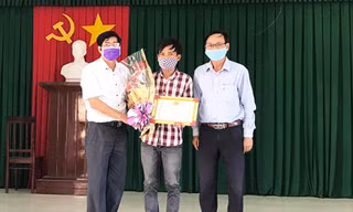 Lãnh đạo UBND xã Đức Nhuận trao tặng giấy khen cho anh Lư Ngọc Duy (giữa)- ảnh CTV