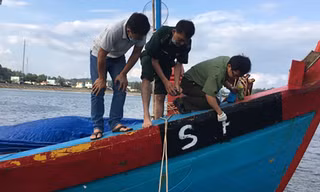 Lực lượng chức năng Quảng Ngãi kiểm tra hành vi thay đổi số đăng ký trên thân tàu của thuyền trưởng Võ Minh Vương-ảnh VT