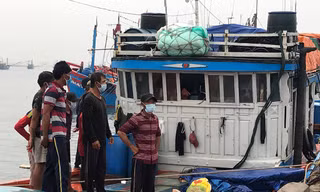Tàu cá QNg 96571 TS đưa thi thể ngư dân Nguyễn Khanh về cảng Sa Kỳ - ảnh N.N