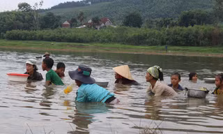 ​ Những ngày qua, nhiệt độ nhiều nơi trên cả nước lên tới 40 độ C, Tuy vậy, những đồng bào Hrê vẫn mưu sinh bất chấp cái nắng như đổ lửa. Ảnh Ng. Ngọc