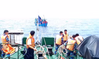 Lực lượng cảnh sát biển hỗ trợ tàu ngư dân gặp nạn ở Hoàng Sa - ảnh minh họa 