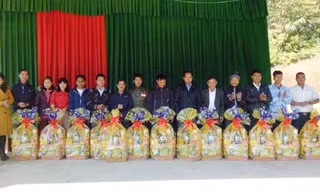 Tặng quà cho người dân xã A Vương 