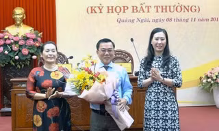 Ông Nguyễn Tấn Đức (đứng giữa) được bầu làm Phó chủ tịch HĐND tỉnh Quảng Ngãi nhiệm kỳ 2016 - 2021. Ảnh Nguyễn Ngọc