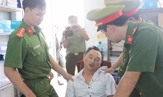 Bị can Phạm Hoàng Huynh ngất xỉu khi nghe Cơ quan điều tra đọc quyết định khởi tố và tạm giam - ảnh Văn Tài 