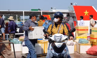 Người dân Lý Sơn phấn khởi khi được lưu thông trở lại sau 15 ngày giãn cách xã hội. Ảnh: Nguyễn Ngọc 