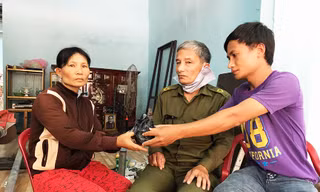 Anh Duy trao trả lại số tiền, vàng trí giá hơn 200 triệu cho gia đình chị Đinh Thị Nữ trước sự chứng kiến của công an xã Đức Nhuận- ảnh Nguyễn Ngọc
