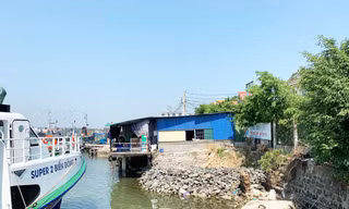 Việc tàu thuyền ra vào, neo đậu tại cảng Sa Kỳ và trú tránh bão bị cản trở, gây nguy hiếm ,bởi công trình lấn chiếm - Ảnh Nguyễn Ngọc