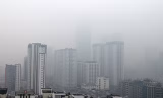 Hà Nội mịt mù trong màn sương dày đặc mỗi sáng