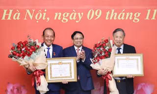 Thủ tướng Phạm Minh Chính trao Huy hiệu Đảng cho hai nguyên phó thủ tướng 