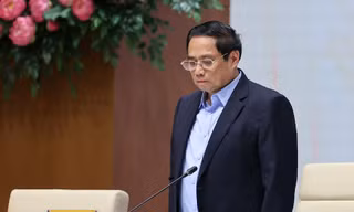 Thủ tướng và các đại biểu dành phút mặc niệm tưởng nhớ các nạn nhân trong vụ cháy ở Hà Nội