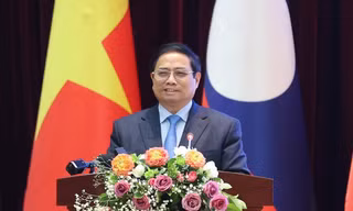 Việt - Lào 'hạt muối cắn đôi, cọng rau bẻ nửa'