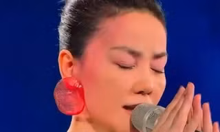 Vương Phi đứng im hát cũng lay động triệu trái tim