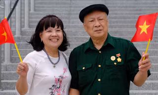 Cựu chiến binh xúc động nhìn lại kỷ vật chiến trường 