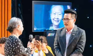 Cô giáo dùng lương hưu, cụ ông ăn mì gói cả tháng tiết kiệm tiền ủng hộ Làng Nủ