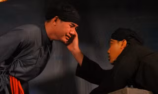 Khi sinh viên diễn kịch
