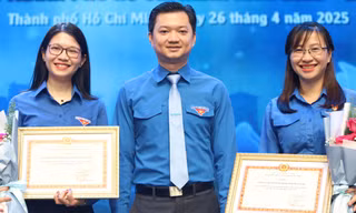 Trao thưởng cuộc thi 'Tự hào Việt Nam' và viết chính luận bảo vệ nền tảng tư tưởng của Đảng