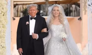 Ông Trump hôn má con gái út trong ngày trọng đại