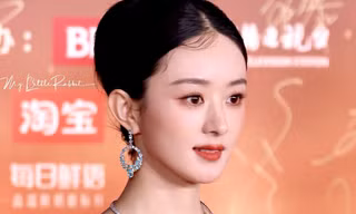 Triệu Lệ Dĩnh vui vẻ chào tình địch