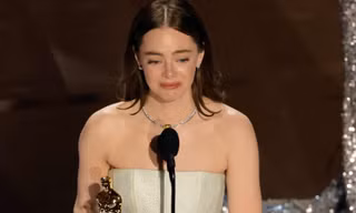 'Oppenheimer' chiến thắng vang dội, Emma Stone mang tượng vàng Oscar thứ hai về nhà