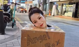 Giữa lúc bị điều tra, người mẫu yêu cầu đàn ông sờ ngực trên phố lại gây tranh cãi