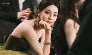 Địch Lệ Nhiệt Ba bị chê giả tạo