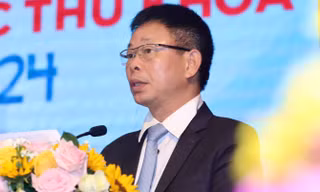 Nhà báo Phùng Công Sưởng nói với 95 thủ khoa: 'Nghèo khổ không phải là rào cản mà là vốn liếng'