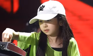Cô bé 8 tuổi chơi DJ 