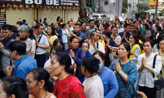 Hàng triệu người đổ về chùa Quán Sứ 