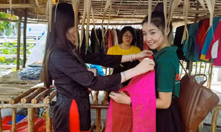 Hình ảnh áo bà ba xưa và nay bên bờ kè Xà No