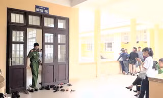 Công an thị xã Quảng Trị có mặt tại Bệnh viện Triệu Hải để điều tra vụ 1 thai nhi tử vong.