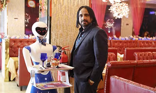 Robot bồi bàn giúp thu hút khách ở nhà hàng Dubai