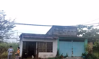 Nhà của vợ chồng chị Hằng trơ trọi giữa lau sậy ở Thủ Thiêm. Ảnh: Sơn Hòa.