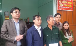 Đại diện phường Kỳ Long (TX Kỳ Anh) thăm hỏi ông Ninh trong buổi khánh thành nhà mới.