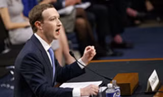 Zuckerberg bị cười cợt vì không dám nêu đối thủ, trả lời vòng vo