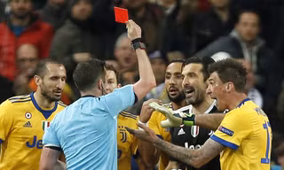 Buffon bị đuổi, Juventus thua Real phút cuối