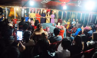 Các ca sĩ trẻ đang dần làm chủ các con thuyền ca Huế hôm nay. Ảnh: Trần Nguyễn Anh.