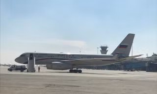 Máy bay Tu-204-300 mang số hiệu đăng ký RA-64057 của Nga hạ cánh ở Syria. Ảnh: Twitter.
