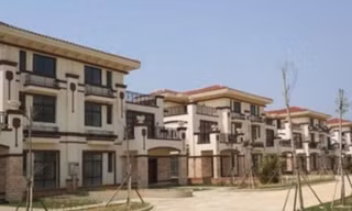 Khu biệt thự sang trọng mà ông Chen xây dựng để tặng người dân quê hương. Ảnh: SCMP